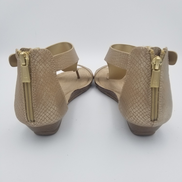 NWOT Kenneth Cole Reaction Great Gal T-Strap Wedge Sandals, Soft Gold, Size 8.5 - Picture 8 of 16